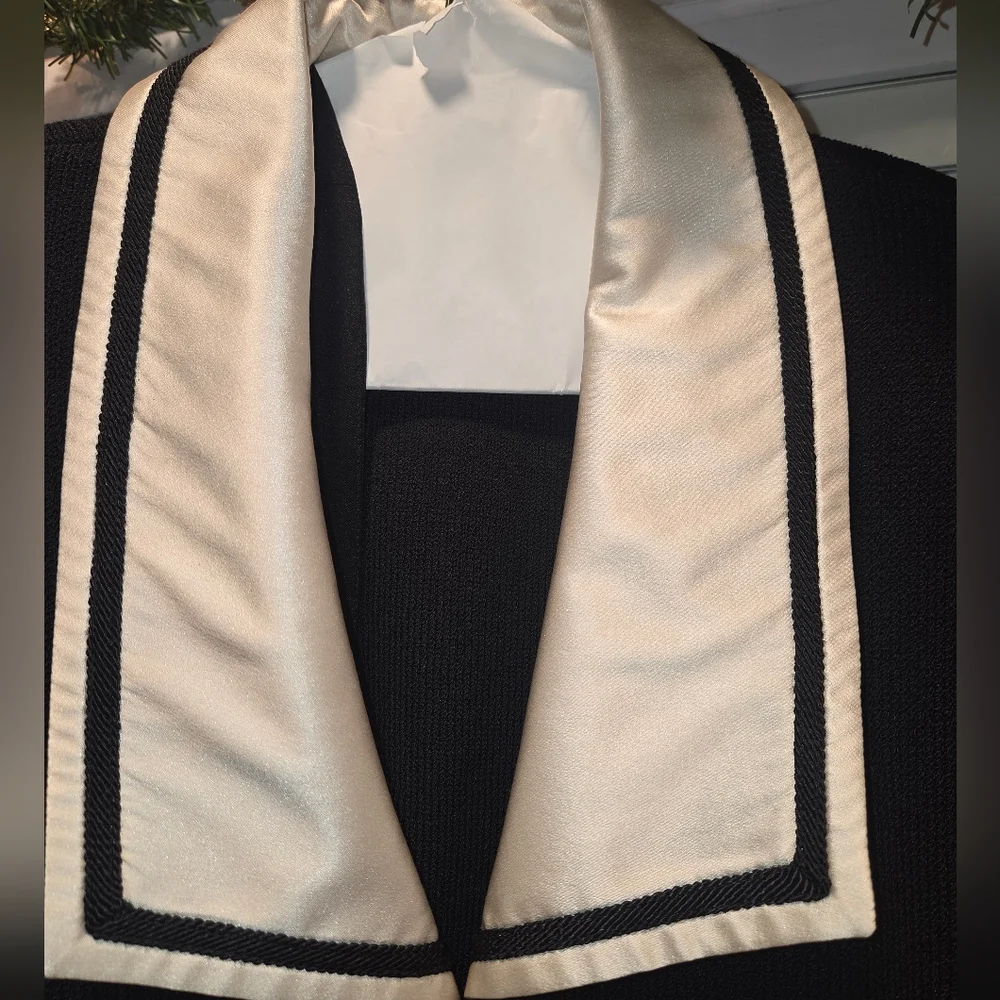 St John size 12 Black Solid blazer 100 percent silk short Sleeve Career Blazer - Picture 3 of 7